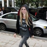 Avril Lavigne is all smiles as she leaves her Paris hotel photos | Picture 77889